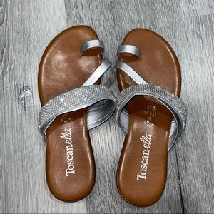 Basic sandals with shinny band
